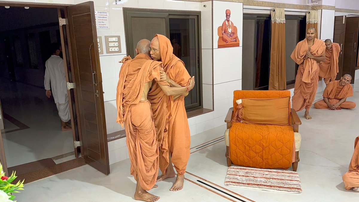 rajkotgurukul's tweet photo. ઓસ્ટ્રેલીયાથી સત્સંગ વિચરણ કરી પરત ફરતા પૂ. મહંત સ્વામી નવસારી ગુરુકુલ ખાતે પૂ. ગુરુમહારાજનાં દર્શને...🙏
.
.
#swaminarayan #rajkotgurukul #satsang #satsangvicharan #vicharan #journey #mahantswami #gurumaharaj #australia #navsari #navsarinews #Gurukul https://t.co/5AijMQpS8z