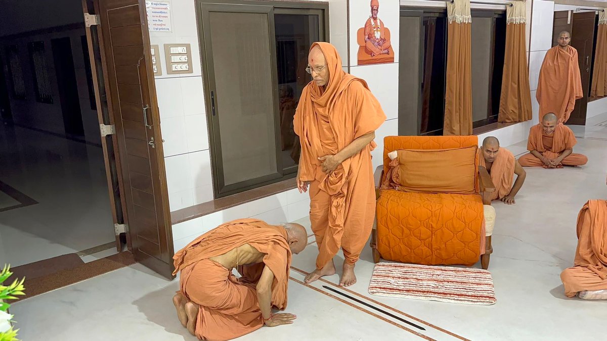 rajkotgurukul's tweet photo. ઓસ્ટ્રેલીયાથી સત્સંગ વિચરણ કરી પરત ફરતા પૂ. મહંત સ્વામી નવસારી ગુરુકુલ ખાતે પૂ. ગુરુમહારાજનાં દર્શને...🙏
.
.
#swaminarayan #rajkotgurukul #satsang #satsangvicharan #vicharan #journey #mahantswami #gurumaharaj #australia #navsari #navsarinews #Gurukul https://t.co/5AijMQpS8z