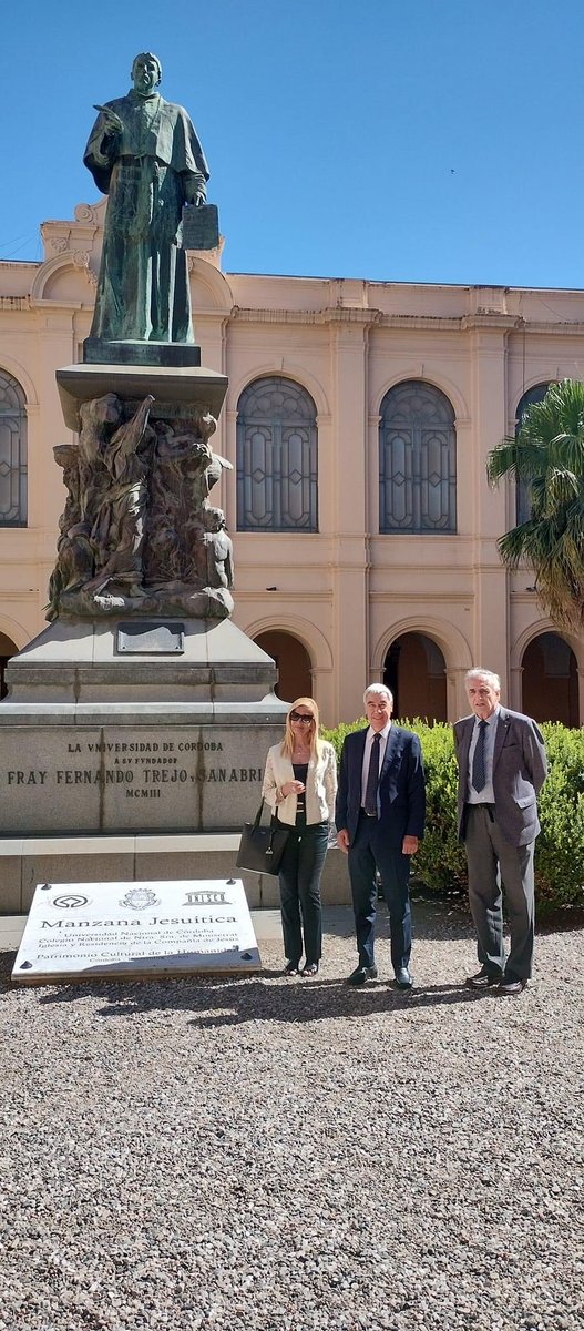 Ángel Bruno, presidente de la Federación Interamericana de Abogados, junto a los consejeros Mabel Solano y Jorge Horacio Gentile, en la Facultad de Derecho de la Universidad Nacional de Córdoba frente al monumento del Obispo Trejo y Sanabria.