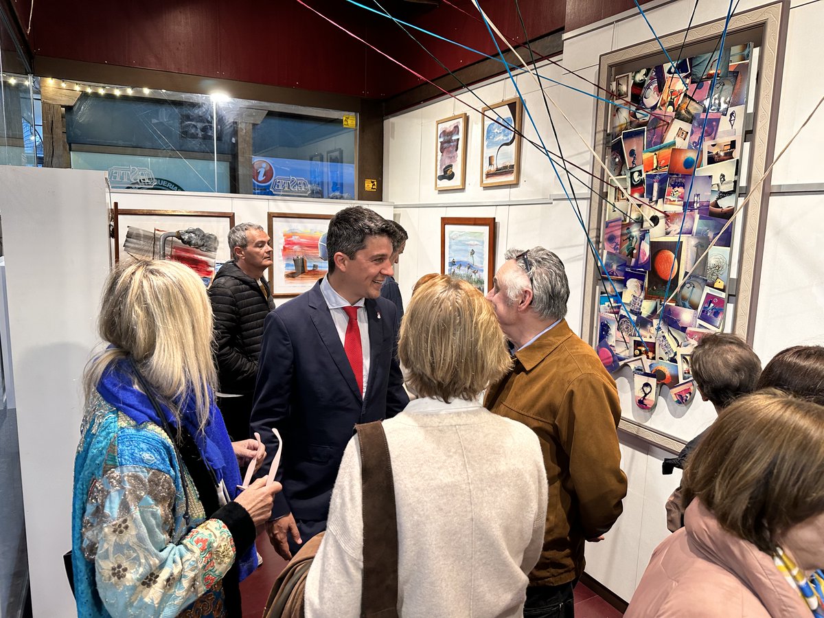 fergodani's tweet photo. En la Galería Este de #Sorto, exposición de Pedro Calderón, donde pudimos charlar con José Cobo, creador de Los Raqueros, e Inés Fonseca, cantante y poeta, entre otros. Además, Pedro nos ha pedido que cuando sea alcalde le ayude a dar vida a las zonas muertas del #mercadodeleste https://t.co/K4CkofR3J5