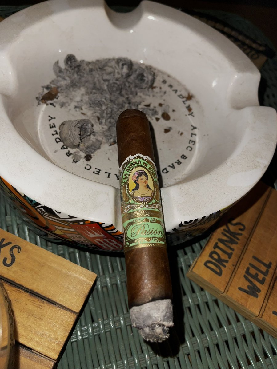 bt_cigars's tweet photo. Perfect way to end the night! 🔥💨
La Aroma de Cuba Pasión👌🏼
@Ashtoncigar #whatchasmokin #laaroma #cigar #datash https://t.co/DekUCHJecx