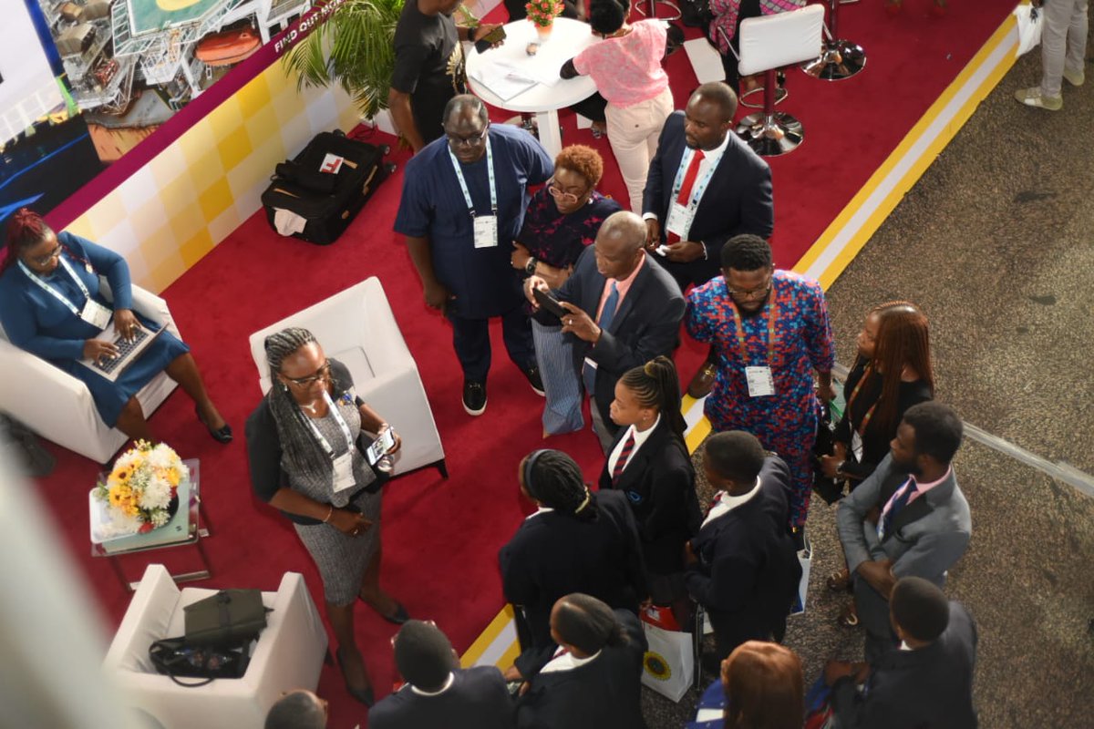 Shell_Nigeria's tweet photo. #NIES2023 visitors at the #ShellBooth 
📸PHOTOS: 

#MotivationMoment by a #RoleModel
First female MD of Shell Nigeria Exploration and Production Company (SNEPCo) Mrs Elohor Aiboni interacting with students from Premiere Academy, Lugbe, Abuja. #CatchThemYoung 
#WomenInEngineering https://t.co/uFxHpTe3Ir
