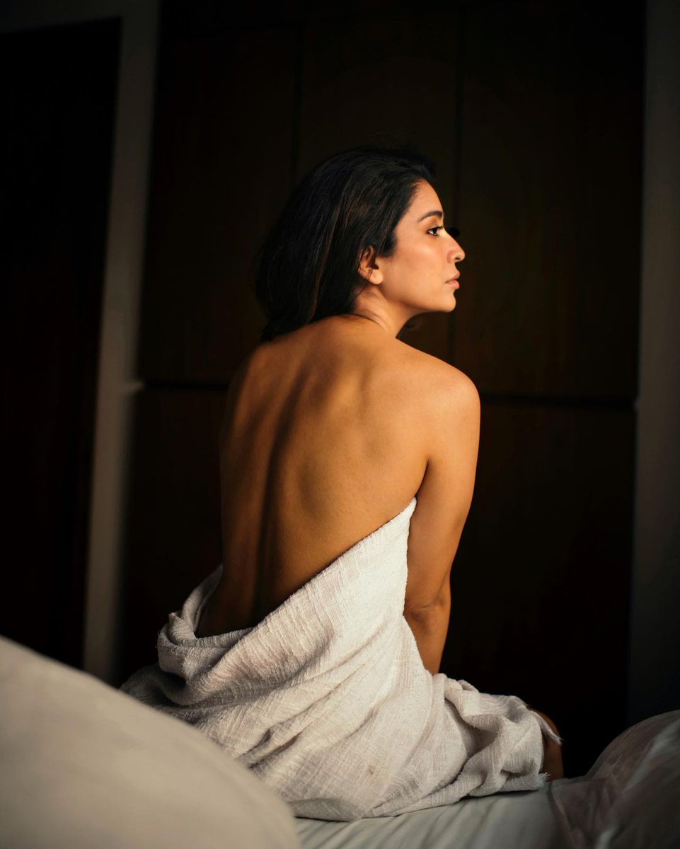 <a href="/AshaNegi7/">Asha Negi</a> is a sight to behold looking like an absolute diva as she flaunts her sexy back!❤️😍

#ashanegi #breakfastinbed
