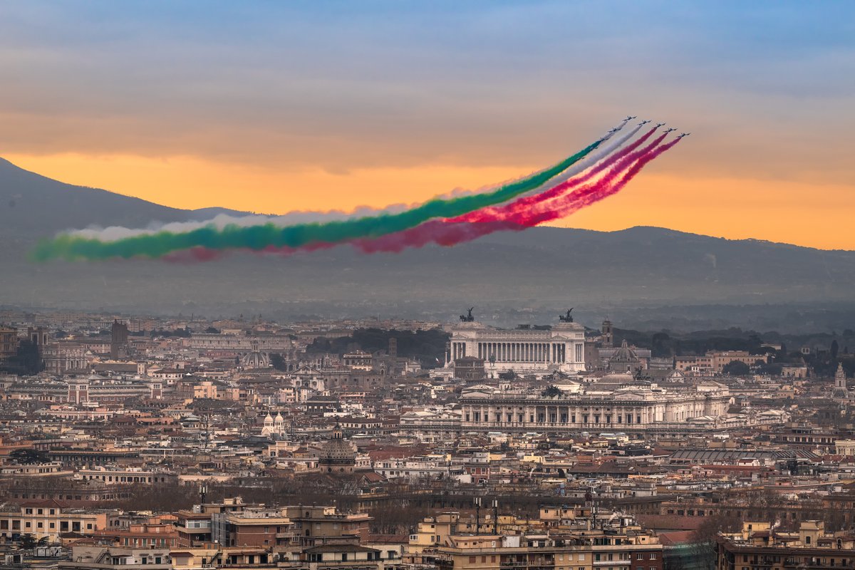 ItalianAirForce's tweet photo. 𝐀𝐮𝐠𝐮𝐫𝐢 #𝐑𝐨𝐦𝐚!
Non potevamo non celebrare questo importante compleanno con una foto spettacolare delle #FrecceTricolori che dipingono il cielo romano con i colori della nostra amata bandiera 🇮🇹

📷 Adriano Rotondo

#AeronauticaMilitare #NataleDiRoma #21Aprile https://t.co/jmoEawjBQC