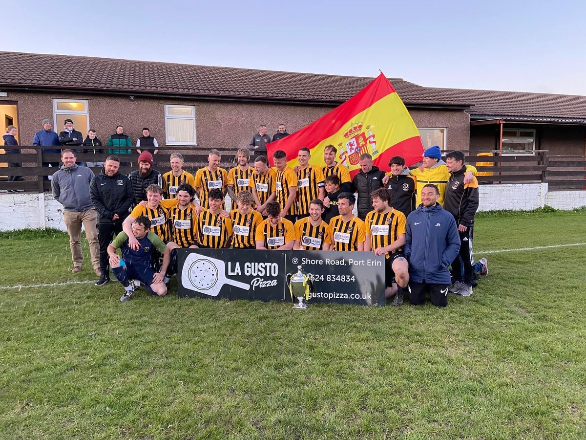 Upfrontfooty's tweet photo. 🏆 CHAMPIONS 🏆

On Wednesday evening @rushenutd were presented with the Canada Life Combi One Trophy.

We caught up with their manager, Andrew Moody, for his thoughts on clinching the title! 

Congratulations to all involved, including La Gusto, where the trophy visited! 🍕⚽️🇪🇸 https://t.co/hbWLOmDVBH