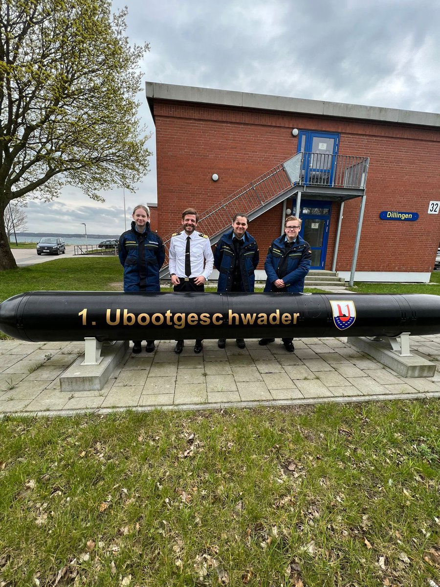 ComDeuSubSqn's tweet photo. Guten Morgen, die Woche ist geschafft! Startet gut ins Wochenende! Hoffentlich startet ihr genauso gut ins wachende wie unsere Praktikanten. Die hatten diese Woche ein tolles Programm! AZU inkl. Simulatoren, Wurfbeutelweitwurf, die Bundeswehrfeuerwehr. Eine kurze Einweisung durch https://t.co/1BLkmiqYdK