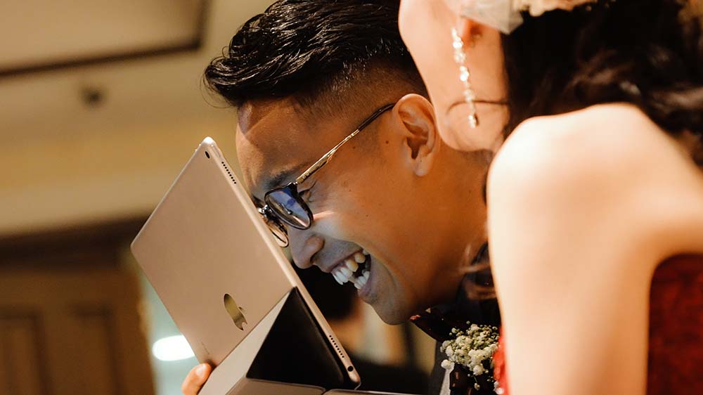 labDNG's tweet photo. 【研究紹介】Low-Vision Wedding（2021）

  映像音響システムを活用し，イベントの様子や場所を認識できるようにサポートするシステムを提案 実際にロービジョンの新郎や参列者が出席する結婚式の披露宴で試験導入を行なった   

https://t.co/oxa1GA63pc https://t.co/CwOfL8wIno