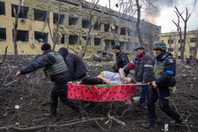 europeanMedia24's tweet photo. Evgeniy Maloletka's photo from #Mariupol wins World Press Photo 2023
π https://t.co/0lXh1D8ff7
#Izium #Kharkiv #Kherson #Ukraine #BBCBreaking #WashingtonPostDC https://t.co/NbzJjbz2Bw