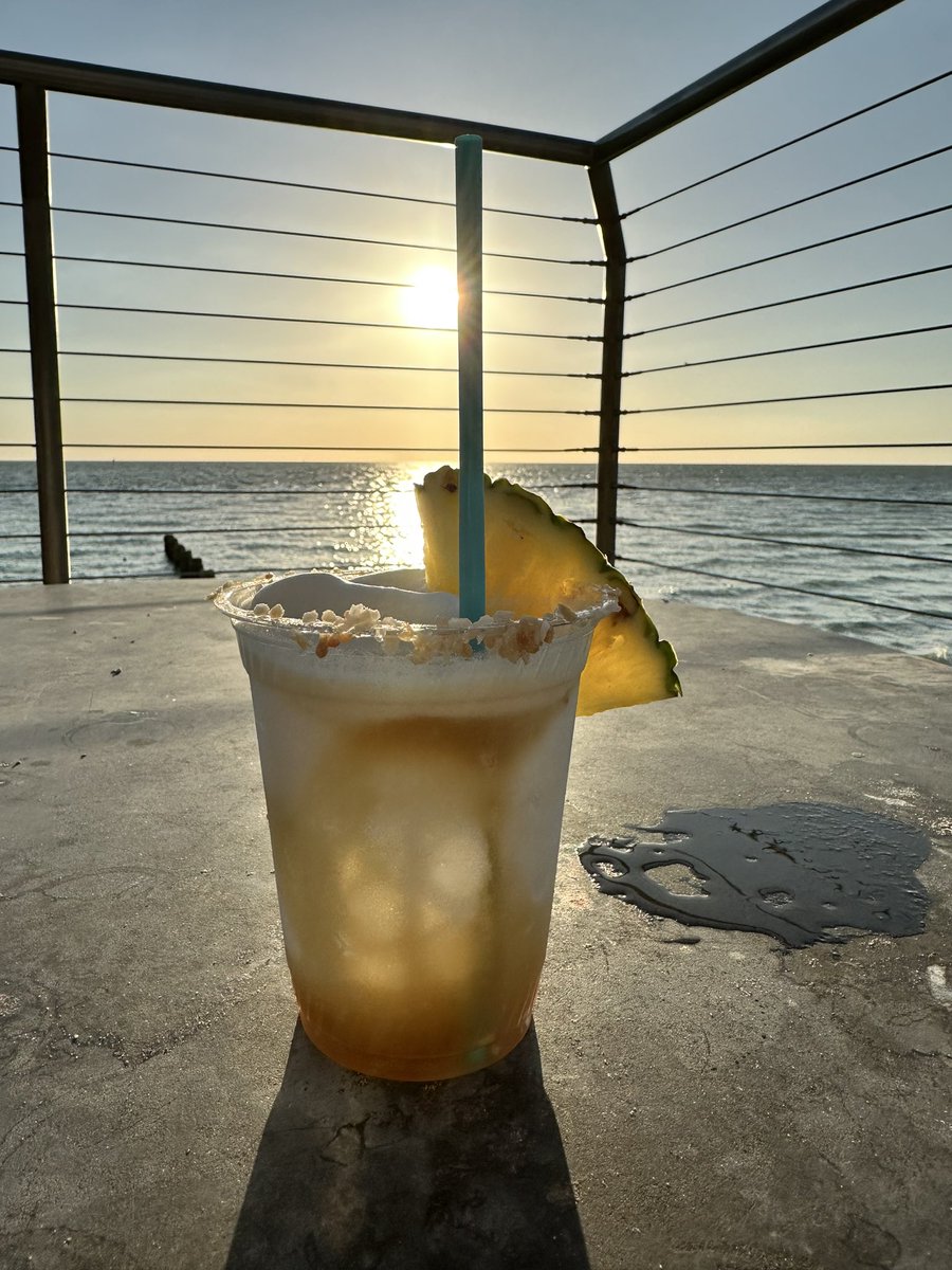 thenextbeststop's tweet photo. 10/10 recommend grabbing drinks at #thesandbar! Located in #opalsandsresort! Relax and enjoy the sunset on beautiful #clearwaterbeach https://t.co/IrsyjFUzvI