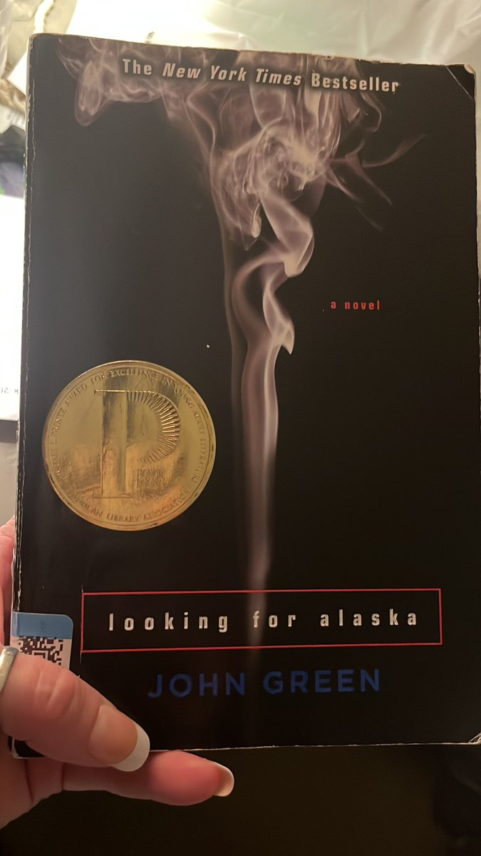 RockinRedApple's tweet photo. @realjohngreen Read this for a grad school class - We has to pick from a banned books list. It’s ridiculous someone wants to, or has, banned this book. While I have no idea what the smoking is a symbol for-I thought it was a really good book. https://t.co/RGASDHgNzB