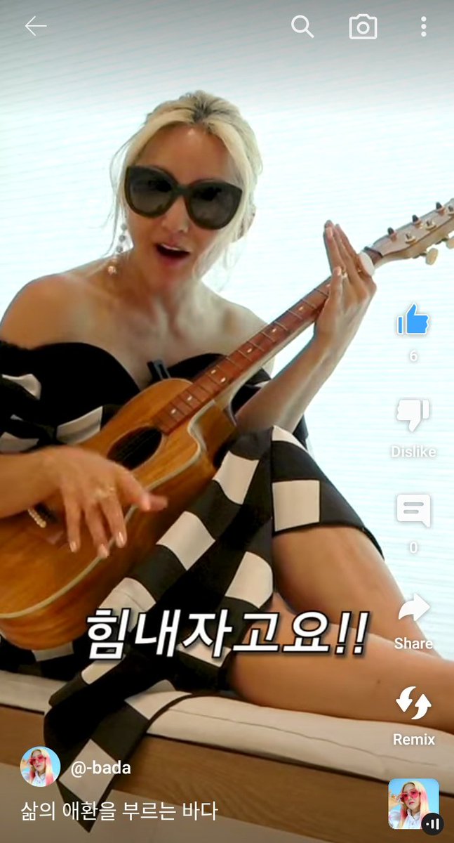 fairysite_'s tweet photo. god she's killing it HAHAHAHA I think it's Lua's fave song 😅 should I come to teach her how to play the guitar properly?😭 https://t.co/HAtT0c8sqE