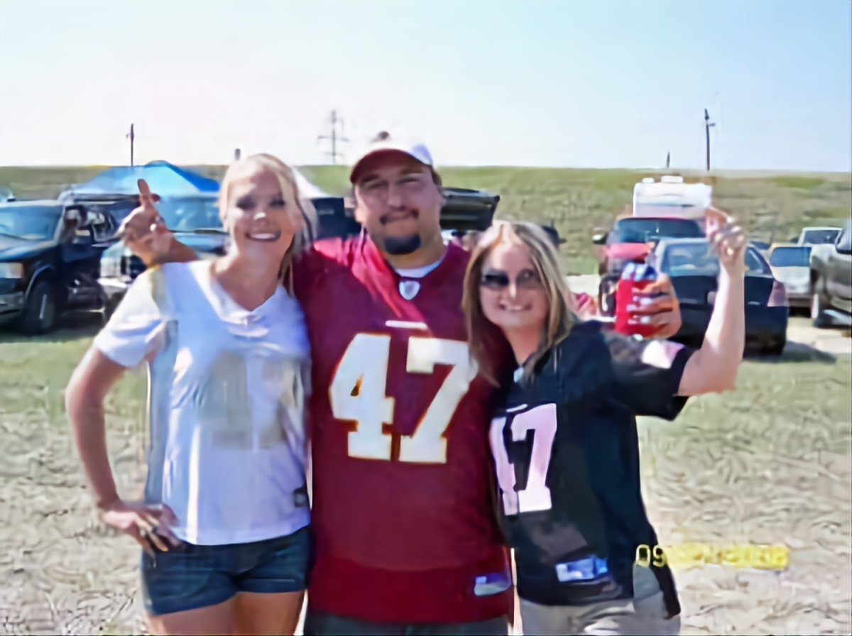 STX21's tweet photo. Yes it was a Chris Cooley jersey ๐๐ #CommandThis https://t.co/h1g4sijW9t