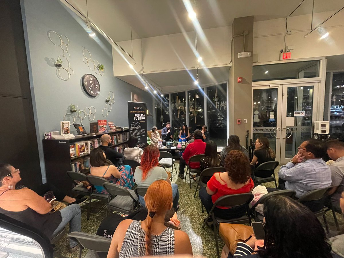 Hoy estuvimos en The Bookmark de Santurce junto a editoriales hermanas hablando sobre nuestros proyectos. 

Además, Colección Náufrago está disponible en The Bookmark de Santurce. 

Gracias a Daryana Rivera de Ediciones Enserio y a The Bookmark por recibir nuestra editorial. 

🐙