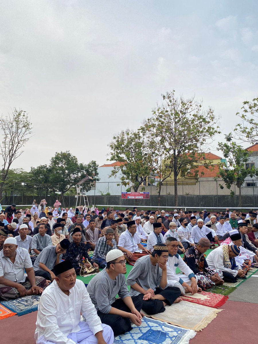 infotegal's tweet photo. Suasana salat Idulfitri pagi tadi (21/4) di Kota Tegal (Lap PGSD Unnes &amp; hlmn Yogya Toserba)

Selamat idulfitri bagi sobat infotegal yang hari ini merayakannya.

Yng masih berpuasa, tetap semangat. Perbedaan adlh anugerah jangan jadikan sebagai masalah.

By @arieffige @wshakiim https://t.co/bUX78r0qq4