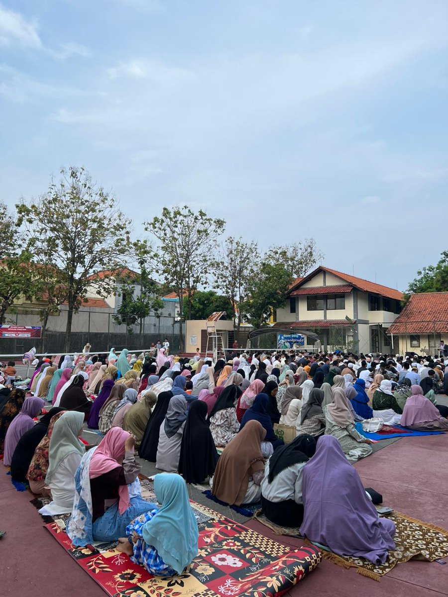 infotegal's tweet photo. Suasana salat Idulfitri pagi tadi (21/4) di Kota Tegal (Lap PGSD Unnes &amp; hlmn Yogya Toserba)

Selamat idulfitri bagi sobat infotegal yang hari ini merayakannya.

Yng masih berpuasa, tetap semangat. Perbedaan adlh anugerah jangan jadikan sebagai masalah.

By @arieffige @wshakiim https://t.co/bUX78r0qq4