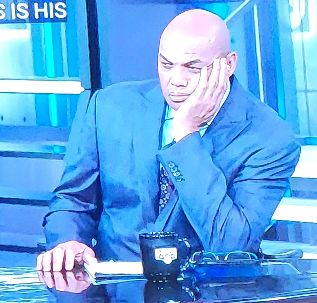 Tomo_M90's tweet photo. Chuck about to fall asleep 🤣
@NBAonTNT https://t.co/iWLgZfmbrG