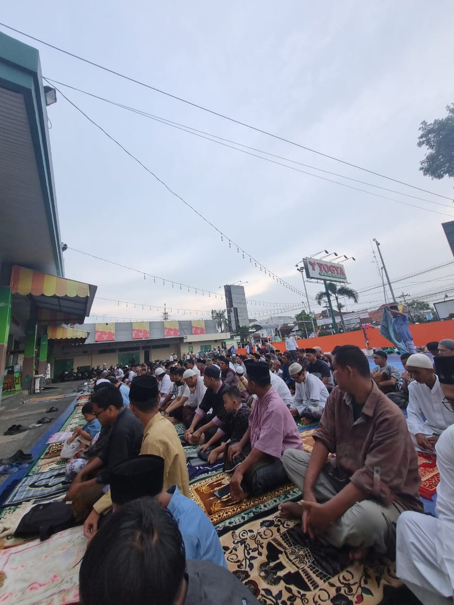 infotegal's tweet photo. Suasana salat Idulfitri pagi tadi (21/4) di Kota Tegal (Lap PGSD Unnes &amp; hlmn Yogya Toserba)

Selamat idulfitri bagi sobat infotegal yang hari ini merayakannya.

Yng masih berpuasa, tetap semangat. Perbedaan adlh anugerah jangan jadikan sebagai masalah.

By @arieffige @wshakiim https://t.co/bUX78r0qq4
