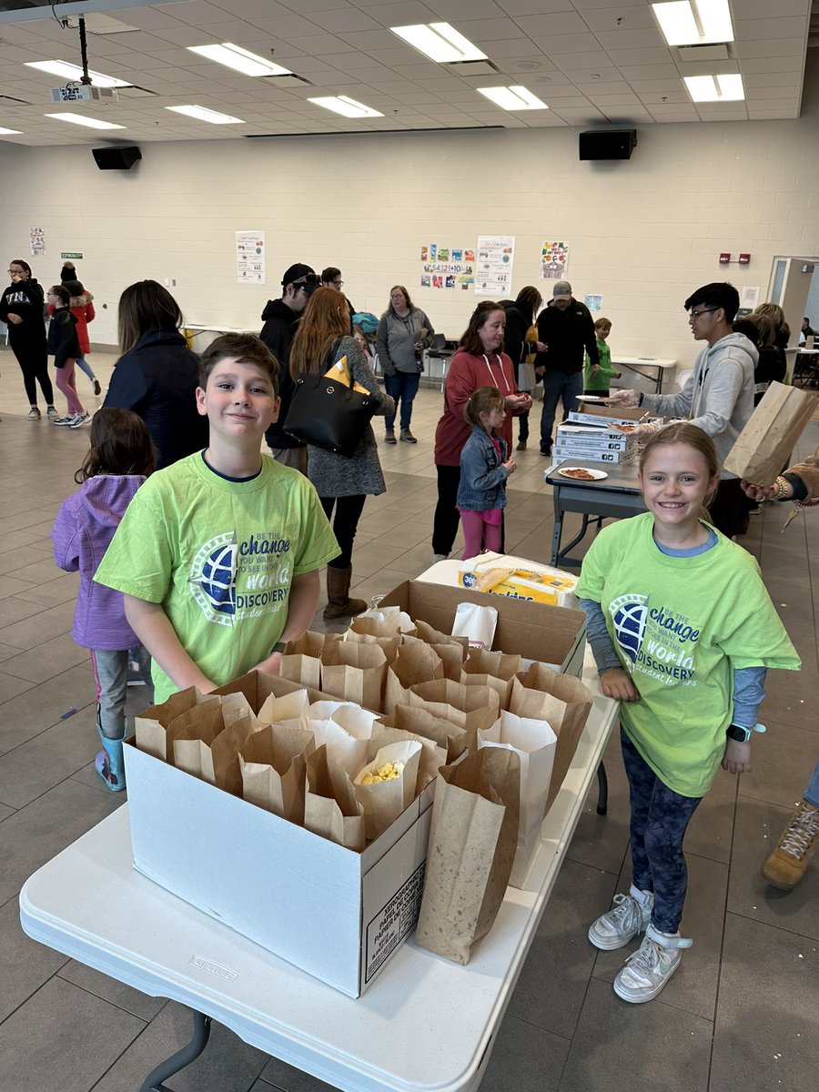 leaders_student's tweet image. Tonight our Student Council members helped run our Discovery Book Bingo. They did an awesome job scooping popcorn, running concessions, helping with bingo gifts, and cleaning up. #trailblazeon 
Thanks to @discoveryptogf for another AMAZING Book Bingo! 📚