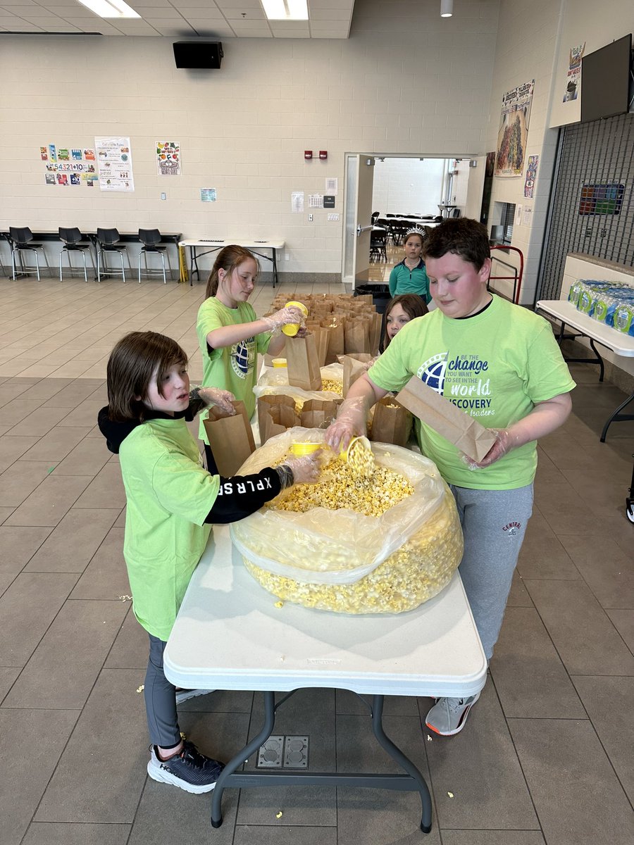 leaders_student's tweet image. Tonight our Student Council members helped run our Discovery Book Bingo. They did an awesome job scooping popcorn, running concessions, helping with bingo gifts, and cleaning up. #trailblazeon 
Thanks to @discoveryptogf for another AMAZING Book Bingo! 📚