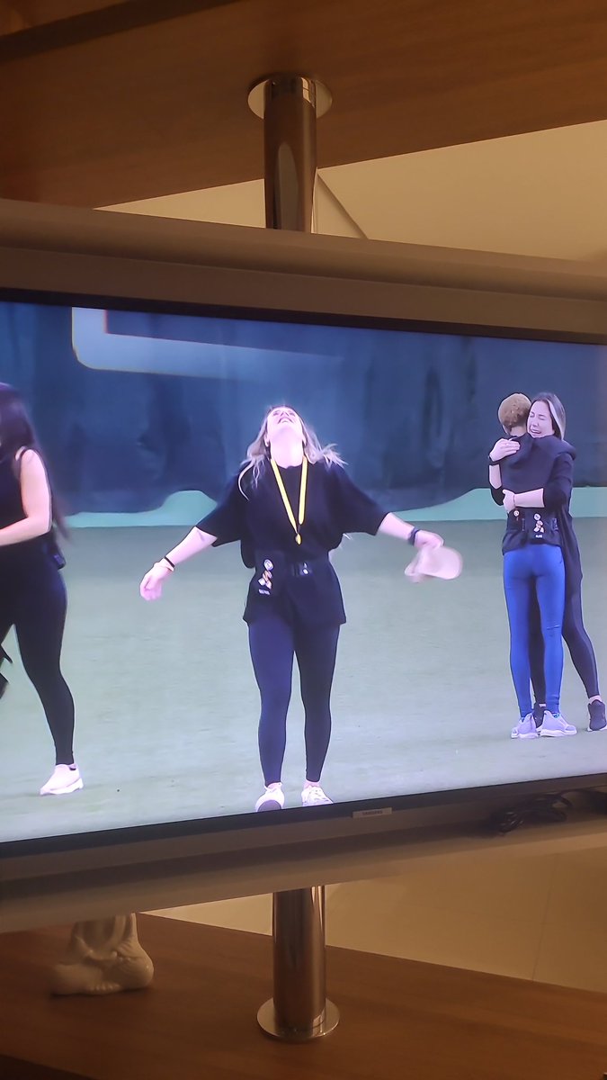 PaulaOl69133923's tweet photo. Sem dúvidas o PIOR BBB q já assistir em todos esses anos, q merda de final. Pqp! Alface sair pra Laritruce? Não existe. Amanda planta ( vai ganhar pq tem um bando de adolescentes q juram q sapato quer ela, NUNCA quis), Bruna mal educada e Aline é o Fiuk dessa edição. #BBB23 https://t.co/XjiTvfVVBG