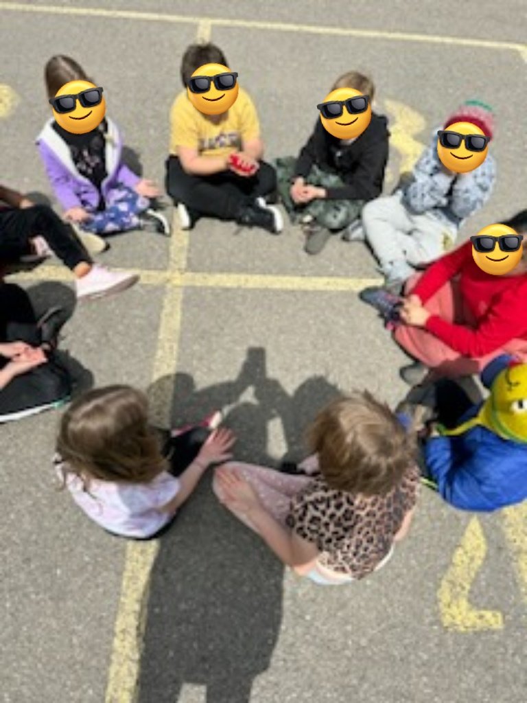 kingdon_dana's tweet photo. @HWDSB @HWDSB_WeHelp Recess Guardians @RecessGuardians is off to a great start @QueensdaleHWDSB. Thank you to our student leaders and educators.@_staceyj1 
#recess 
#studentleaders https://t.co/GqpRbAuGNO