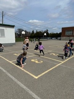 kingdon_dana's tweet photo. @HWDSB @HWDSB_WeHelp Recess Guardians @RecessGuardians is off to a great start @QueensdaleHWDSB. Thank you to our student leaders and educators.@_staceyj1 
#recess 
#studentleaders https://t.co/GqpRbAuGNO