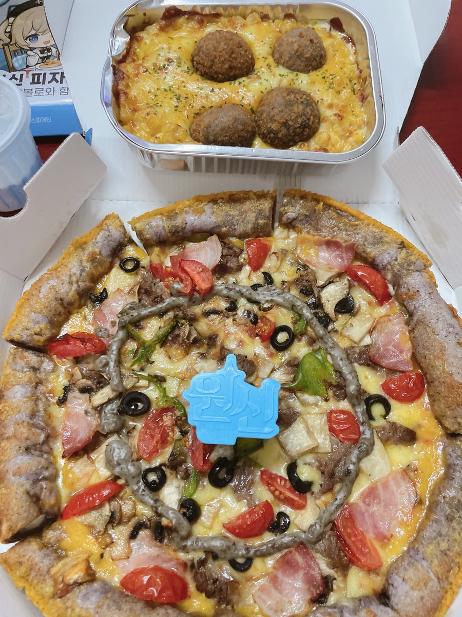 pia_0201's tweet photo. 원신 굿즈 가지고 싶어서 피자 ��켜먹었어요
언젠가 피아쨩x작가쨩 콜라보 피자가 
나오는 날을 존버할거시에오!!!❤
모두 불금 잘보내요~ 이번주도 고생많았다아😋 https://t.co/tWvWpwRt7X