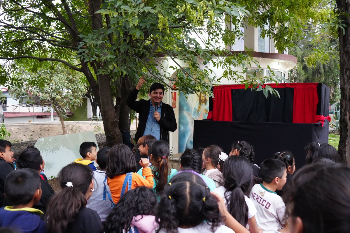 Paulogarciag's tweet photo. Llevamos teatro guiñol a la cuchilla del barrio de La Magdalena Culhuacán.
Es uno de los rincones más olvidados por los malos gobiernos de Coyoacán. 
Nuestro movimiento lucha porque la oferta cultural salga de los lugares de siempre. Es cuestión de dignidad ! https://t.co/VsvxXvZP9R
