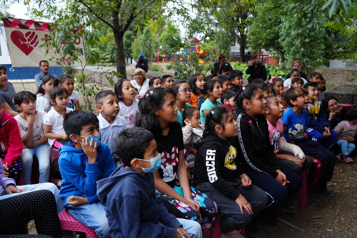 Paulogarciag's tweet photo. Llevamos teatro guiñol a la cuchilla del barrio de La Magdalena Culhuacán.
Es uno de los rincones más olvidados por los malos gobiernos de Coyoacán. 
Nuestro movimiento lucha porque la oferta cultural salga de los lugares de siempre. Es cuestión de dignidad ! https://t.co/VsvxXvZP9R