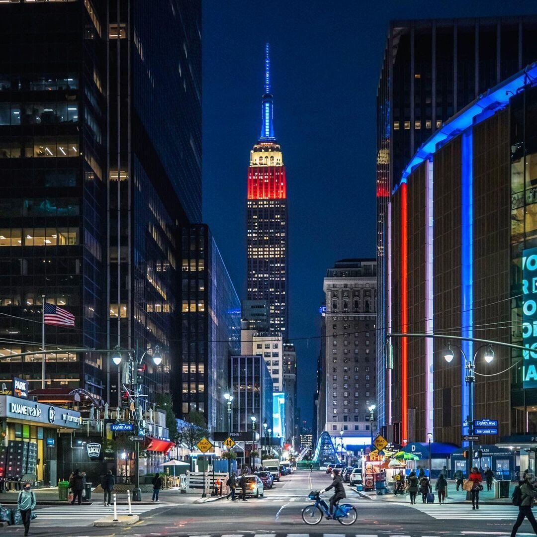 EmpireStateBldg's tweet photo. Sparkling for the @NYRangers after tonight’s win 

Ig/craigsbeds https://t.co/0T9z0ToJHU