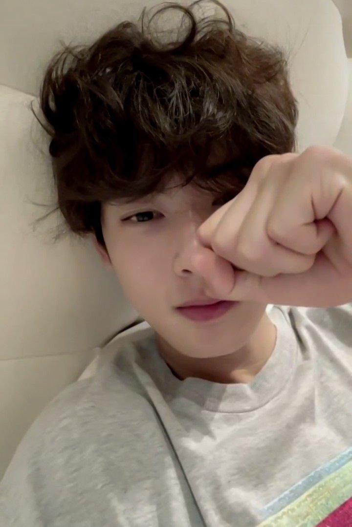 ㅤㅤ

             April 20. 
             Não existe nada melhor do que voltar,
             para casa depois de tanto tempo longe
             não posso descrever como estou feliz.