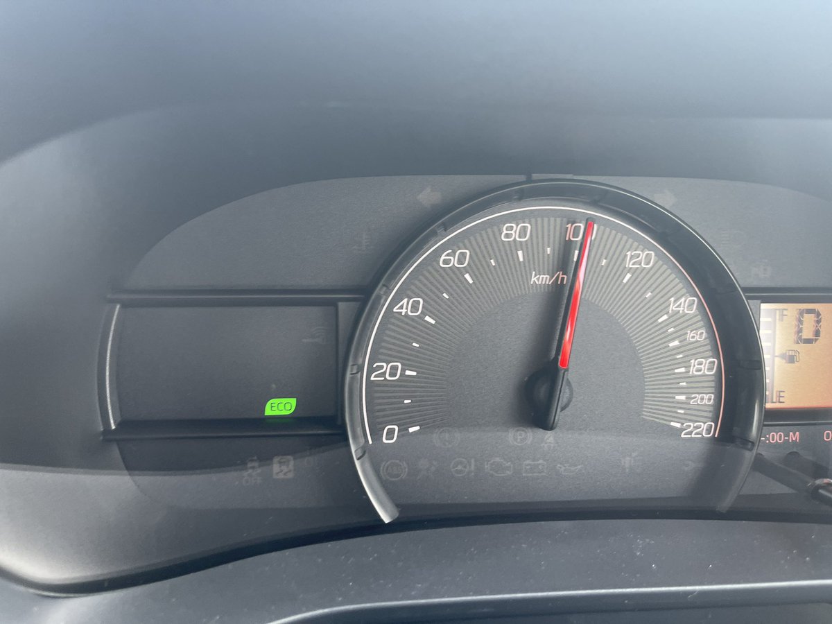 meinmokhtar's tweet photo. Boleh tahan gak axia auto basic ni. Betul2 basic. Rpm meter takda. Butang ac takda. Pemegang tepi pun takda. 40k otr,,,, https://t.co/3FBkh5q6Lu