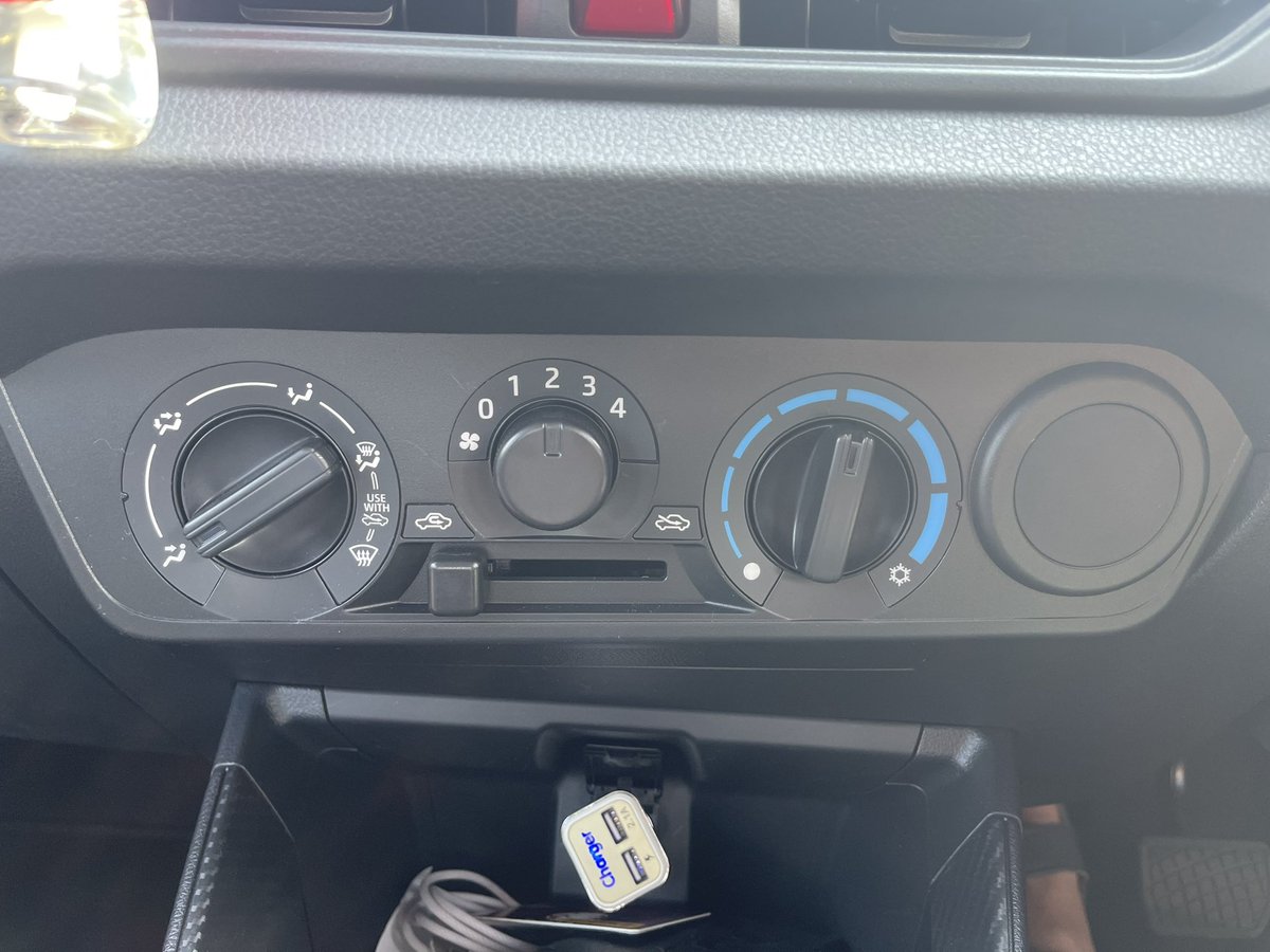 meinmokhtar's tweet photo. Boleh tahan gak axia auto basic ni. Betul2 basic. Rpm meter takda. Butang ac takda. Pemegang tepi pun takda. 40k otr,,,, https://t.co/3FBkh5q6Lu