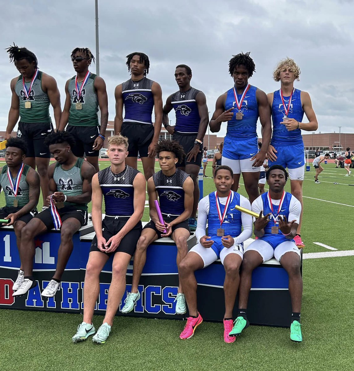 CoachRomero9's tweet photo. Our 4x1 and 4x2 boys making it out to regionals. Way to compete 🔥 https://t.co/rdcSKenzBa