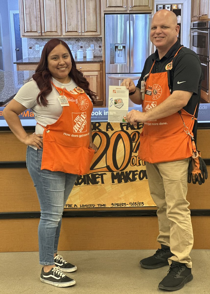 Brandi6371's tweet image. Recognizing our amazing associates with milestone awards at #485 🏆 Way to go team!!
#CelebrateYOU 

 @Edmond0485 @NagyAndrew @ShawnMinkner @SandraD2429 @DepotRob @aboutthepigskin 

#PMDPeopleFirst 
#D287WeAreTheBar #D287StrongerTogether
#FearUs485