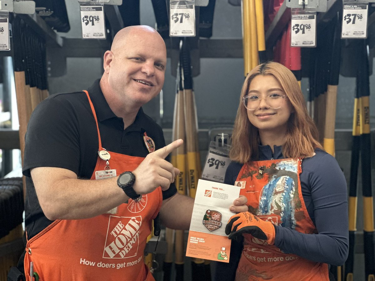 Brandi6371's tweet image. Recognizing our amazing associates with milestone awards at #485 🏆 Way to go team!!
#CelebrateYOU 

 @Edmond0485 @NagyAndrew @ShawnMinkner @SandraD2429 @DepotRob @aboutthepigskin 

#PMDPeopleFirst 
#D287WeAreTheBar #D287StrongerTogether
#FearUs485