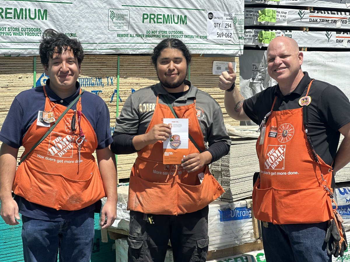 Brandi6371's tweet image. Recognizing our amazing associates with milestone awards at #485 🏆 Way to go team!!
#CelebrateYOU 

 @Edmond0485 @NagyAndrew @ShawnMinkner @SandraD2429 @DepotRob @aboutthepigskin 

#PMDPeopleFirst 
#D287WeAreTheBar #D287StrongerTogether
#FearUs485