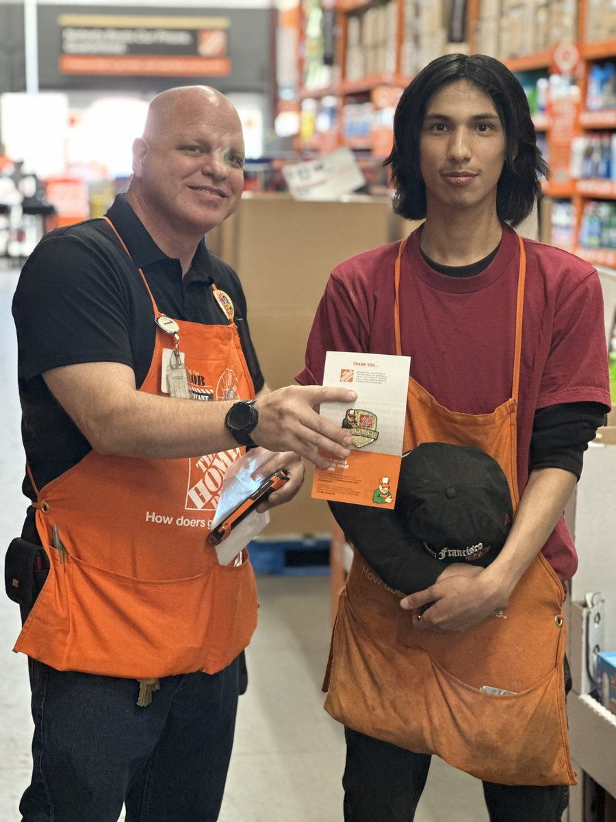 Brandi6371's tweet image. Recognizing our amazing associates with milestone awards at #485 🏆 Way to go team!!
#CelebrateYOU 

 @Edmond0485 @NagyAndrew @ShawnMinkner @SandraD2429 @DepotRob @aboutthepigskin 

#PMDPeopleFirst 
#D287WeAreTheBar #D287StrongerTogether
#FearUs485