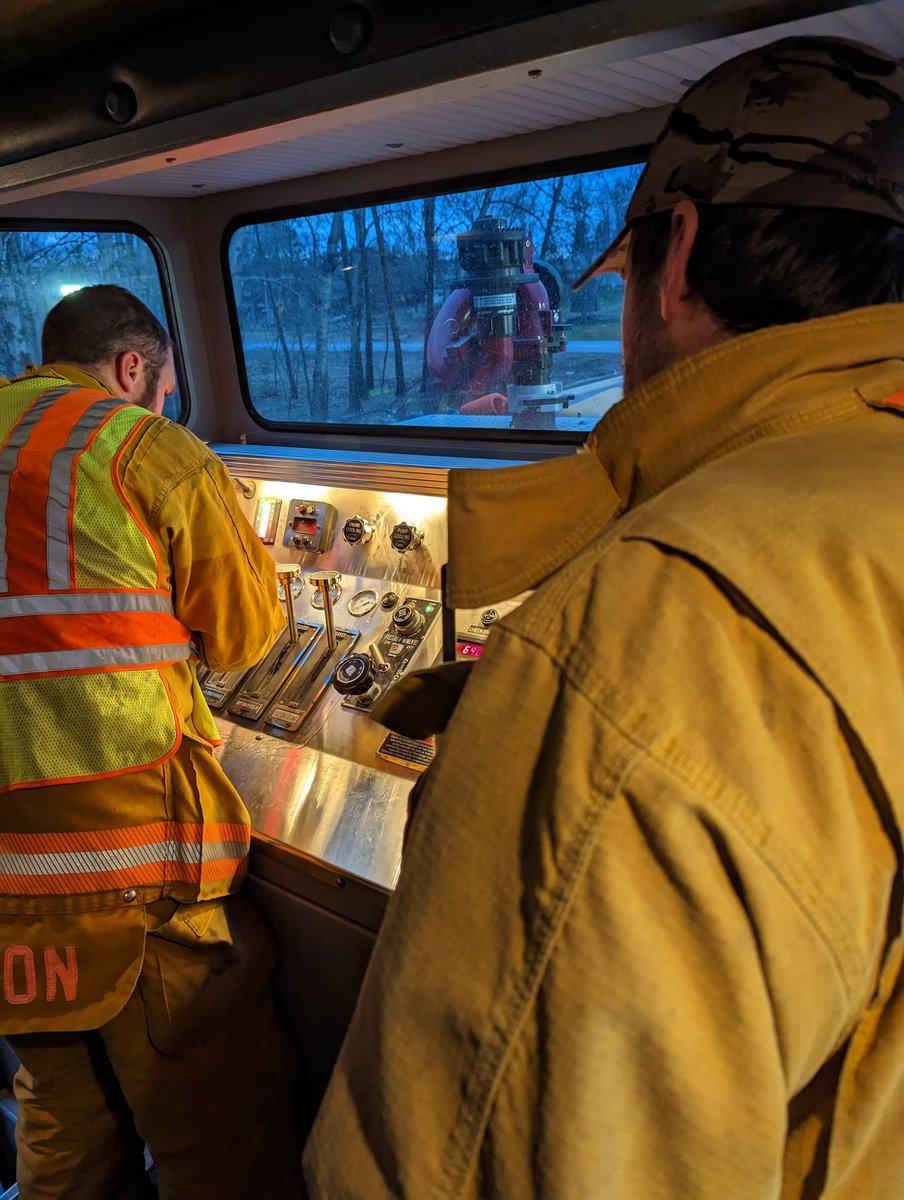 ShellLakeFD's tweet image. Monday night, SLFD conducted training on our Engines and water sites. At a minimum of twice a year, we have all members of our department operate our Engines under several different pumping scenarios including rural and city fires.