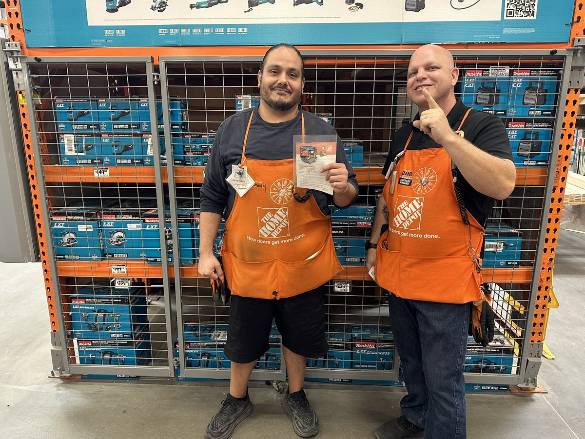 Brandi6371's tweet image. Recognizing our amazing associates with milestone awards at #485 🏆 Way to go team!!
#CelebrateYOU 

 @Edmond0485 @NagyAndrew @ShawnMinkner @SandraD2429 @DepotRob @aboutthepigskin 

#PMDPeopleFirst 
#D287WeAreTheBar #D287StrongerTogether
#FearUs485