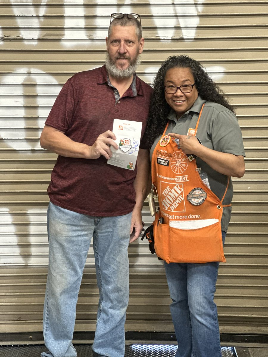 Brandi6371's tweet image. Recognizing our amazing associates with milestone awards at #485 🏆 Way to go team!!
#CelebrateYOU 

 @Edmond0485 @NagyAndrew @ShawnMinkner @SandraD2429 @DepotRob @aboutthepigskin 

#PMDPeopleFirst 
#D287WeAreTheBar #D287StrongerTogether
#FearUs485