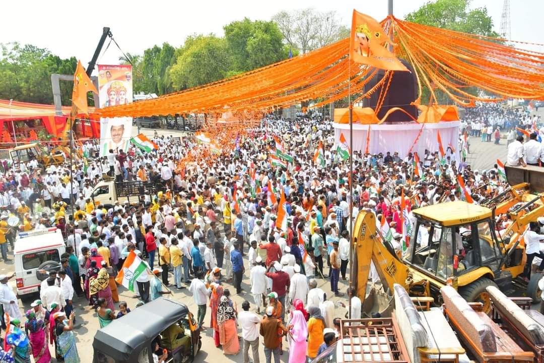 allamprabupatil's tweet photo. ಕಲಬುರಗಿ ದಕ್ಷಿಣ ಮತಕ್ಷೇತ್ರದ ನಾಮಪತ್ರ ಸಲ್ಲಿಕೆ ಪ್ರಕ್ರಿಯೆಯ ಒಂದು ವಿಹಂಗ ನೋಟ... 

ನಿಮ್ಮ ಈ ಪ್ರೀತಿ, ವಿಶ್ವಾಸ, ನಂಬಿಕೆಗೆ ನಾನು ಸದಾ ಚಿರಋಣಿಯಾಗಿರುತೇನೆ. ಕ್ಷೇತ್ರದ ಜನತೆಯ ಆಶೀರ್ವಾದ ನನ್ನ ಮೇಲೆ ಸದಾ ಕಾಲ ಹೀಗೆಯಿರಲಿ.
@INCKarnataka @INCIndia @kharge @RahulGandhi https://t.co/hRo8wm0m3v