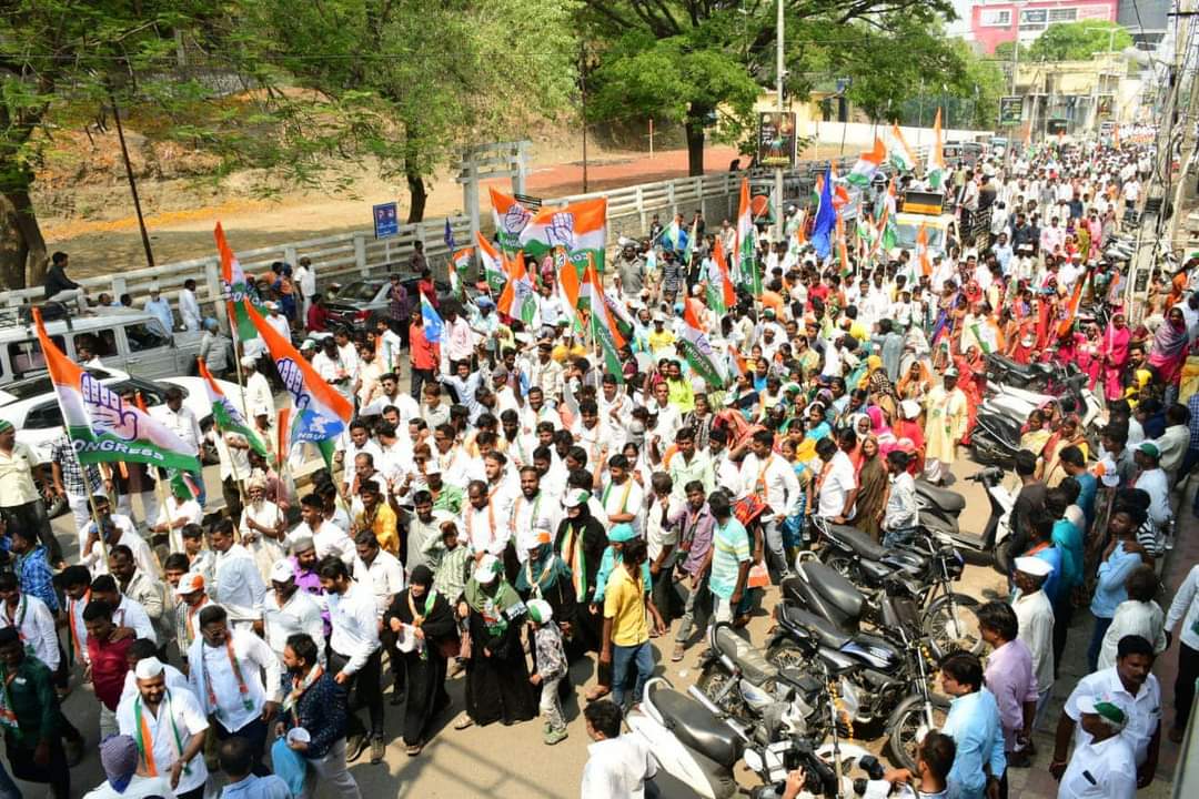 allamprabupatil's tweet photo. ಕಲಬುರಗಿ ದಕ್ಷಿಣ ಮತಕ್ಷೇತ್ರದ ನಾಮಪತ್ರ ಸಲ್ಲಿಕೆ ಪ್ರಕ್ರಿಯೆಯ ಒಂದು ವಿಹಂಗ ನೋಟ... 

ನಿಮ್ಮ ಈ ಪ್ರೀತಿ, ವಿಶ್ವಾಸ, ನಂಬಿಕೆಗೆ ನಾನು ಸದಾ ಚಿರಋಣಿಯಾಗಿರುತೇನೆ. ಕ್ಷೇತ್ರದ ಜನತೆಯ ಆಶೀರ್ವಾದ ನನ್ನ ಮೇಲೆ ಸದಾ ಕಾಲ ಹೀಗೆಯಿರಲಿ.
@INCKarnataka @INCIndia @kharge @RahulGandhi https://t.co/hRo8wm0m3v