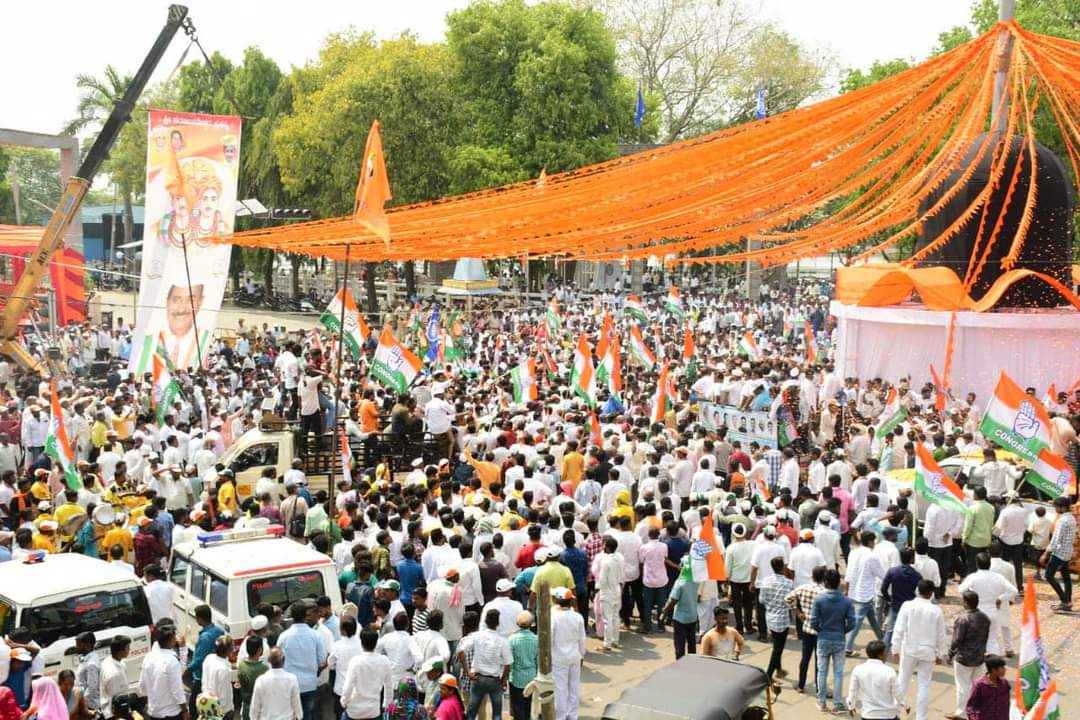 allamprabupatil's tweet photo. ಕಲಬುರಗಿ ದಕ್ಷಿಣ ಮತಕ್ಷೇತ್ರದ ನಾಮಪತ್ರ ಸಲ್ಲಿಕೆ ಪ್ರಕ್ರಿಯೆಯ ಒಂದು ವಿಹಂಗ ನೋಟ... 

ನಿಮ್ಮ ಈ ಪ್ರೀತಿ, ವಿಶ್ವಾಸ, ನಂಬಿಕೆಗೆ ನಾನು ಸದಾ ಚಿರಋಣಿಯಾಗಿರುತೇನೆ. ಕ್ಷೇತ್ರದ ಜನತೆಯ ಆಶೀರ್ವಾದ ನನ್ನ ಮೇಲೆ ಸದಾ ಕಾಲ ಹೀಗೆಯಿರಲಿ.
@INCKarnataka @INCIndia @kharge @RahulGandhi https://t.co/hRo8wm0m3v