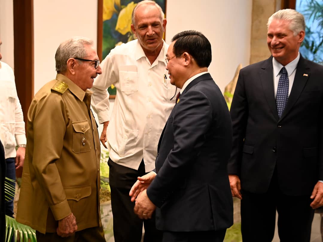 Grato encuentro junto a Raúl con Vuong Dinh Hue, miembro del Buró Político del Comité Central del Partido Comunista de Vietnam y presidente de su Asamblea Nacional. Durante más de seis décadas han sido ejemplares, entrañables e históricas las relaciones con esa hermana nación