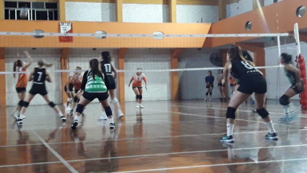 casdcamioneros's tweet photo. 🏐 #Vóley #1raDivisión
🛑 En Directo desde Morón

🏆 Rueda Clasificación 
📌 Fecha 6

✏️ Arrancó en 5to. Set

🟧⬜🟧 #77FC
🟩⬜🟩 #Camioneros 

Parcial 77FC 2 - Camioneros 2
 🛣 #SentimientoVerde 💚 https://t.co/71YBtjdOFb