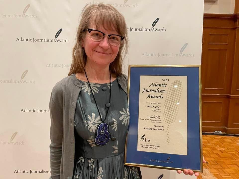Indigenous journalist wins “Atlantic Journalism Award 2023”. Everyone help me congratulate APTN’s Angel Moore ! 👏 congratulations Angel, you deserve it !