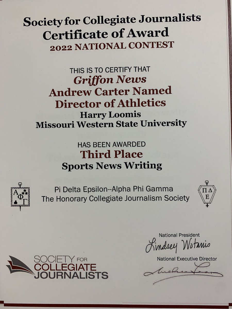 HBLoomis's tweet photo. Honored to receive some @scjnational awards at the end of year @GriffonNews banquet! Have had the time of my life covering my university these past 4 years! https://t.co/DIG6Nh5Xuf