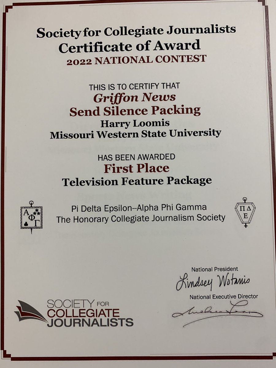 HBLoomis's tweet photo. Honored to receive some @scjnational awards at the end of year @GriffonNews banquet! Have had the time of my life covering my university these past 4 years! https://t.co/DIG6Nh5Xuf