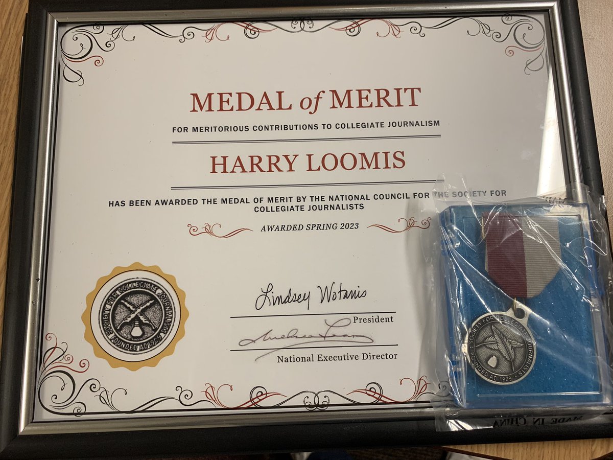 HBLoomis's tweet photo. Honored to receive some @scjnational awards at the end of year @GriffonNews banquet! Have had the time of my life covering my university these past 4 years! https://t.co/DIG6Nh5Xuf